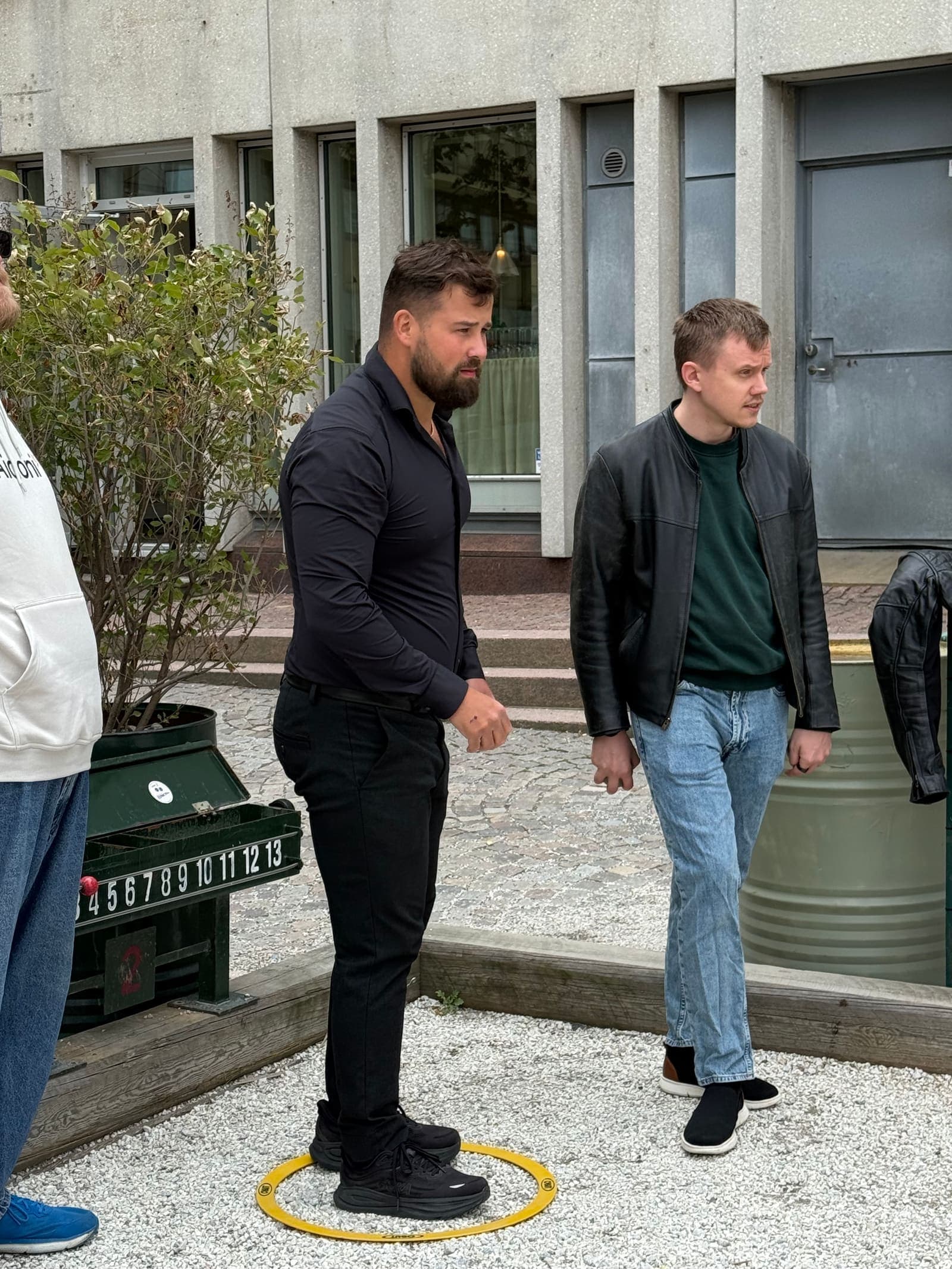 Aidoni-kollegor utomhus